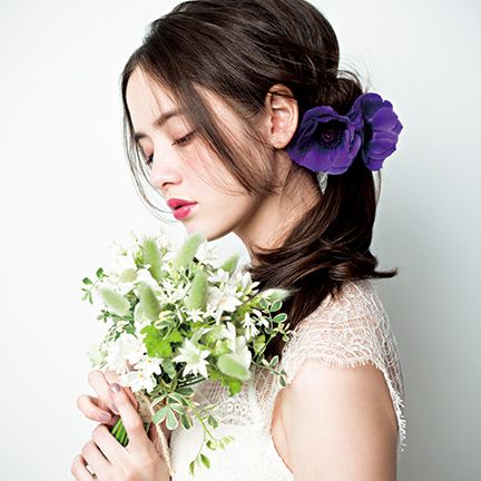 Human, Petal, Hairstyle, Skin, Flower, Bouquet, Hair accessory, Beauty, Cut flowers, Flowering plant, 