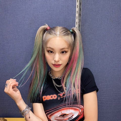 アリアナからブラピン ジェニまで おしゃれセレブは ツイン ヘアアレンジに夢中