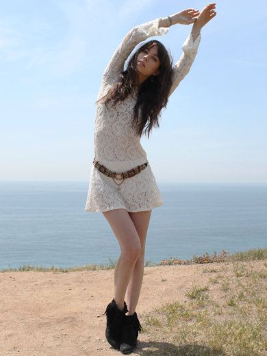 Clothing, Hair, Sky, Hairstyle, Human leg, Coastal and oceanic landforms, Shoe, Summer, People in nature, Knee, 