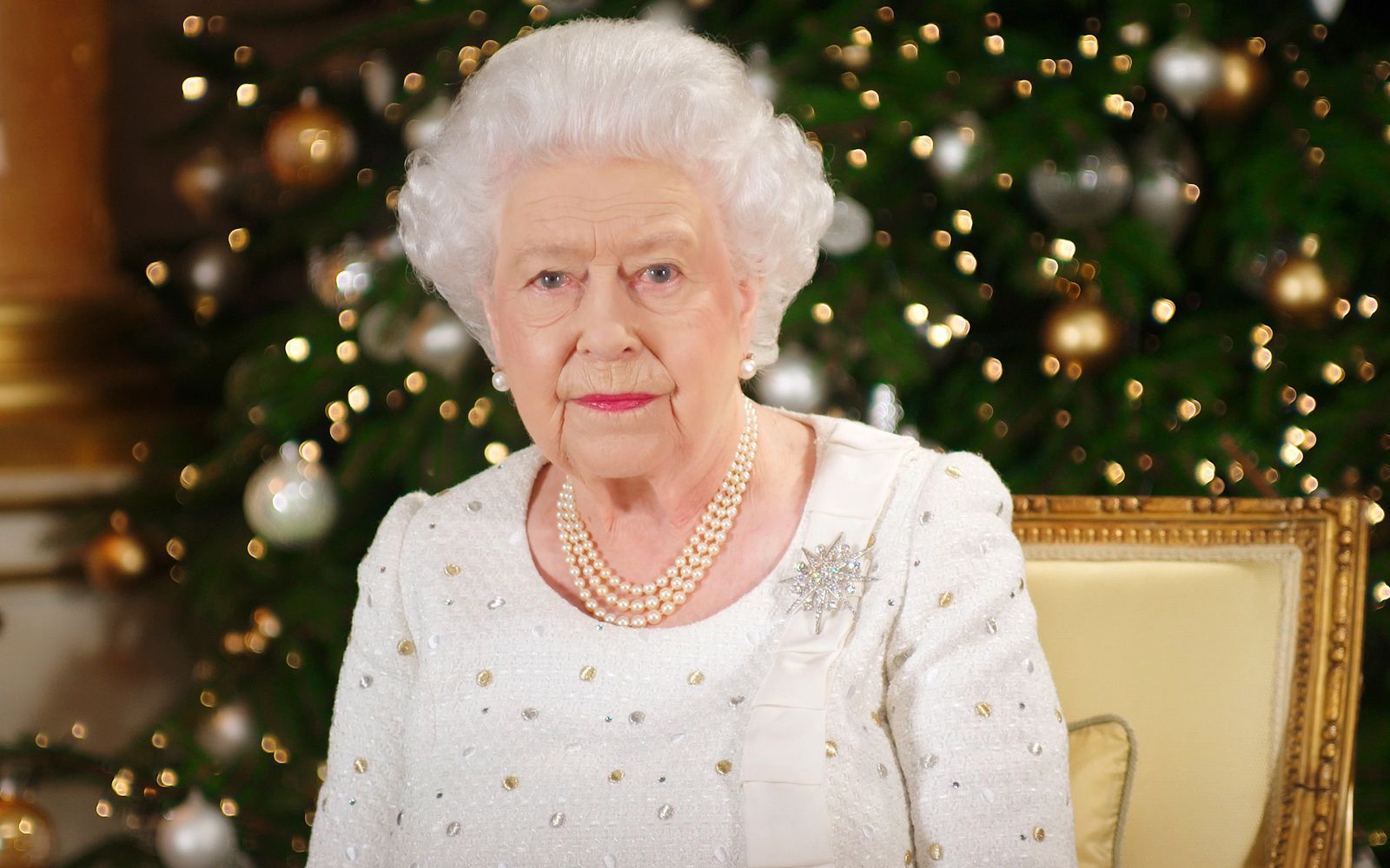 バッキンガム宮殿がクリスマスデコレーションを公開