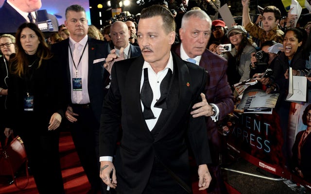 まさかの酩酊 ジョニー デップが映画 オリエント急行殺人事件 のレッドカーペットで失態