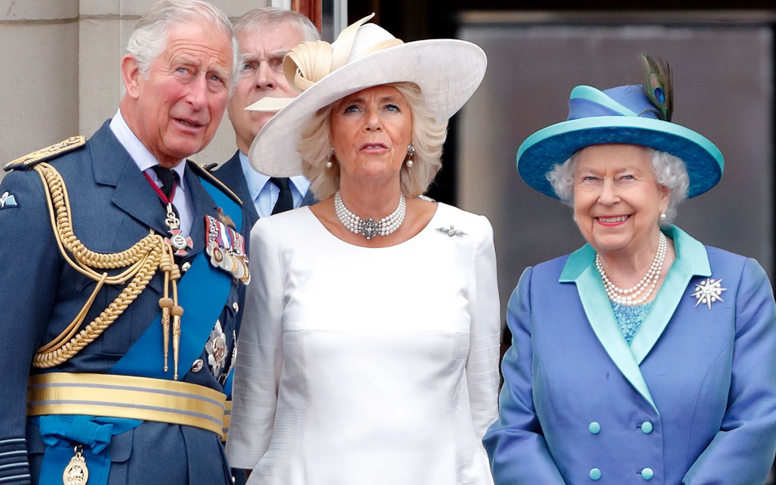 チャールズ皇太子とカミラ夫人 新型コロナウイルス拡大でロンドンを脱出