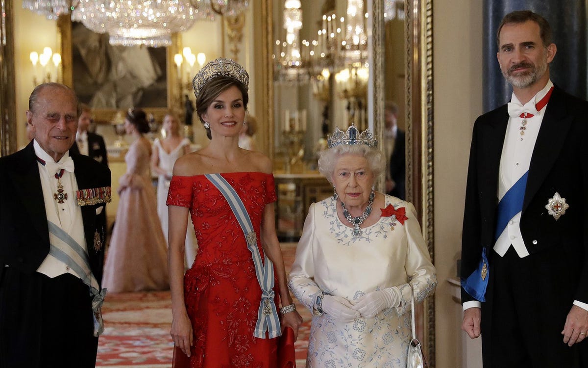 スペインのフェリペ6世とレティシア王妃がイギリスを訪問 晩餐会での女王 妃たちのティアラに注目