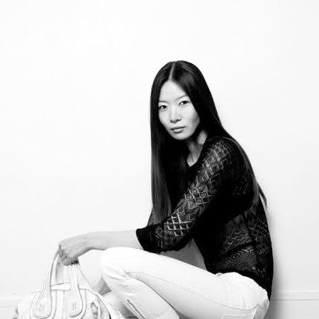 Hairstyle, White, Style, Sitting, Black-and-white, Monochrome, Monochrome photography, Bag, High heels, Knee, 