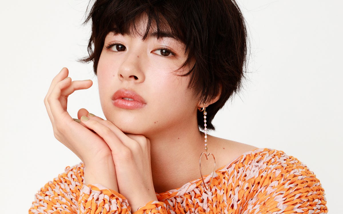 女優 佐久間由衣が着こなす ニット フーディが主役の 春一番 コーデ