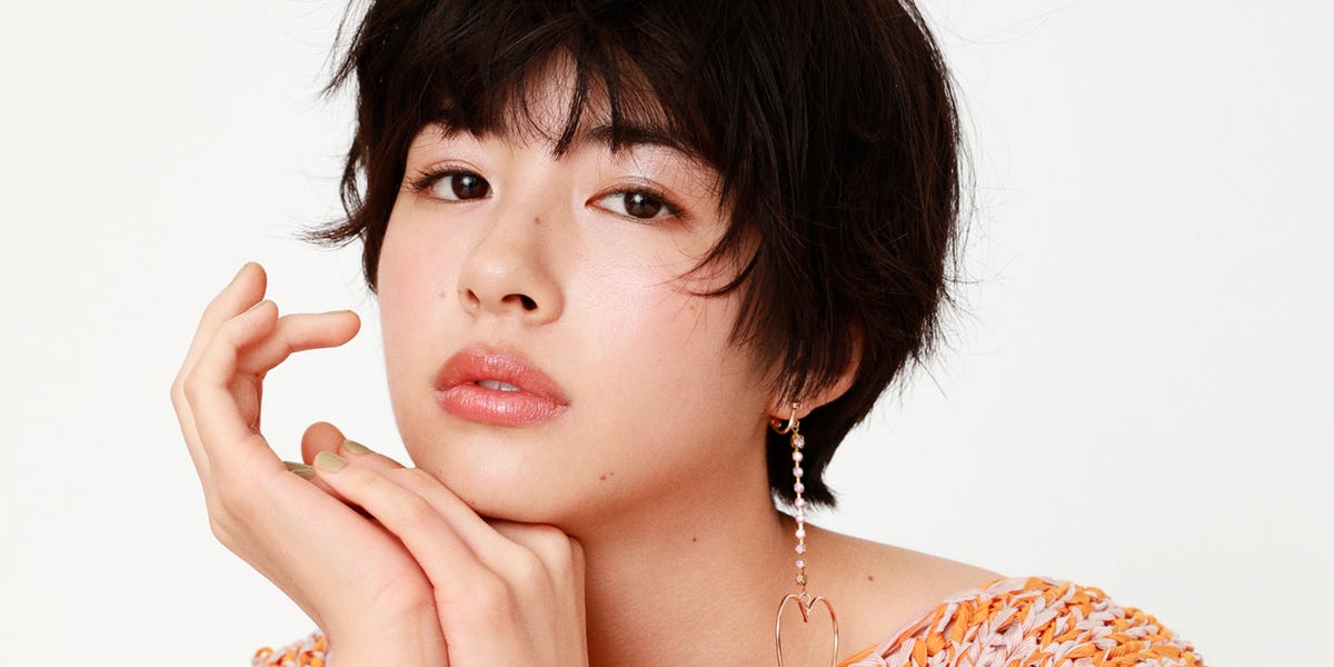 女優 佐久間由衣が着こなす ニット フーディが主役の 春一番 コーデ 女優 佐久間由衣が着こなす ニット フーディが主役の 春一番 コーデ