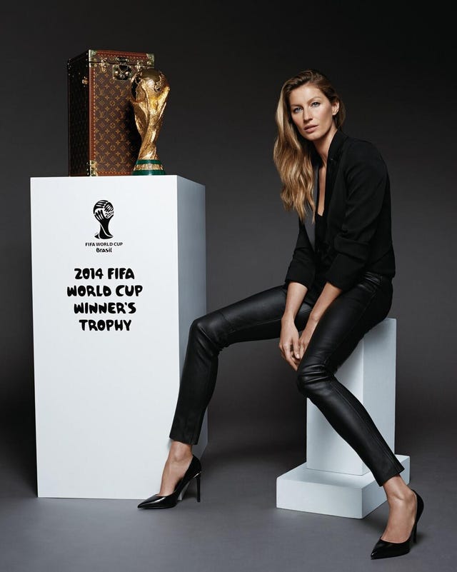 ジゼル ブンチェン W杯決勝戦でルイ ヴィトンのトロフィーケースのプレゼンターに