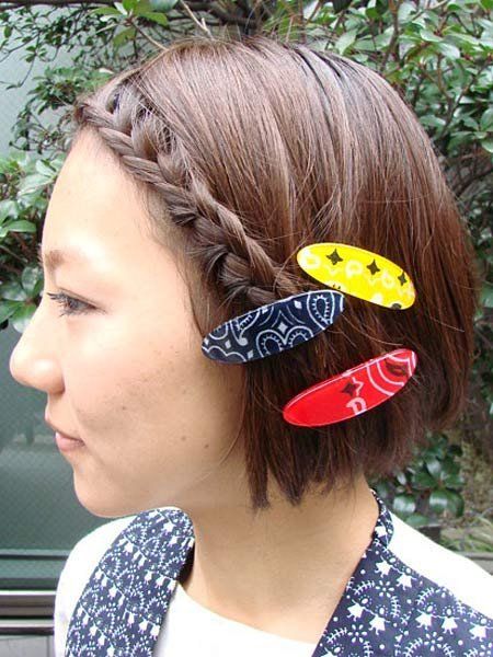 Hairstyle, Forehead, Hair accessory, Earrings, Style, Headgear, Beauty, Headpiece, Costume accessory, Hair coloring, 