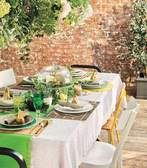 Tablecloth, Green, Table, Rehearsal dinner, Furniture, Yellow, Restaurant, Room, Centrepiece, Brunch, 