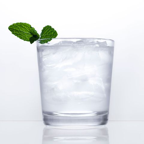 Highball glass, Drink, Alcoholic beverage, Vodka and tonic, Non-alcoholic beverage, Rickey, Distilled beverage, Glass, Ice cube, Tumbler, 
