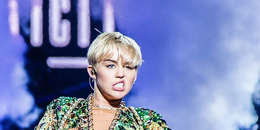 マイリー サイラス コンサート中に下着がポロリ マイリー サイラス コンサート中に下着がポロリ
