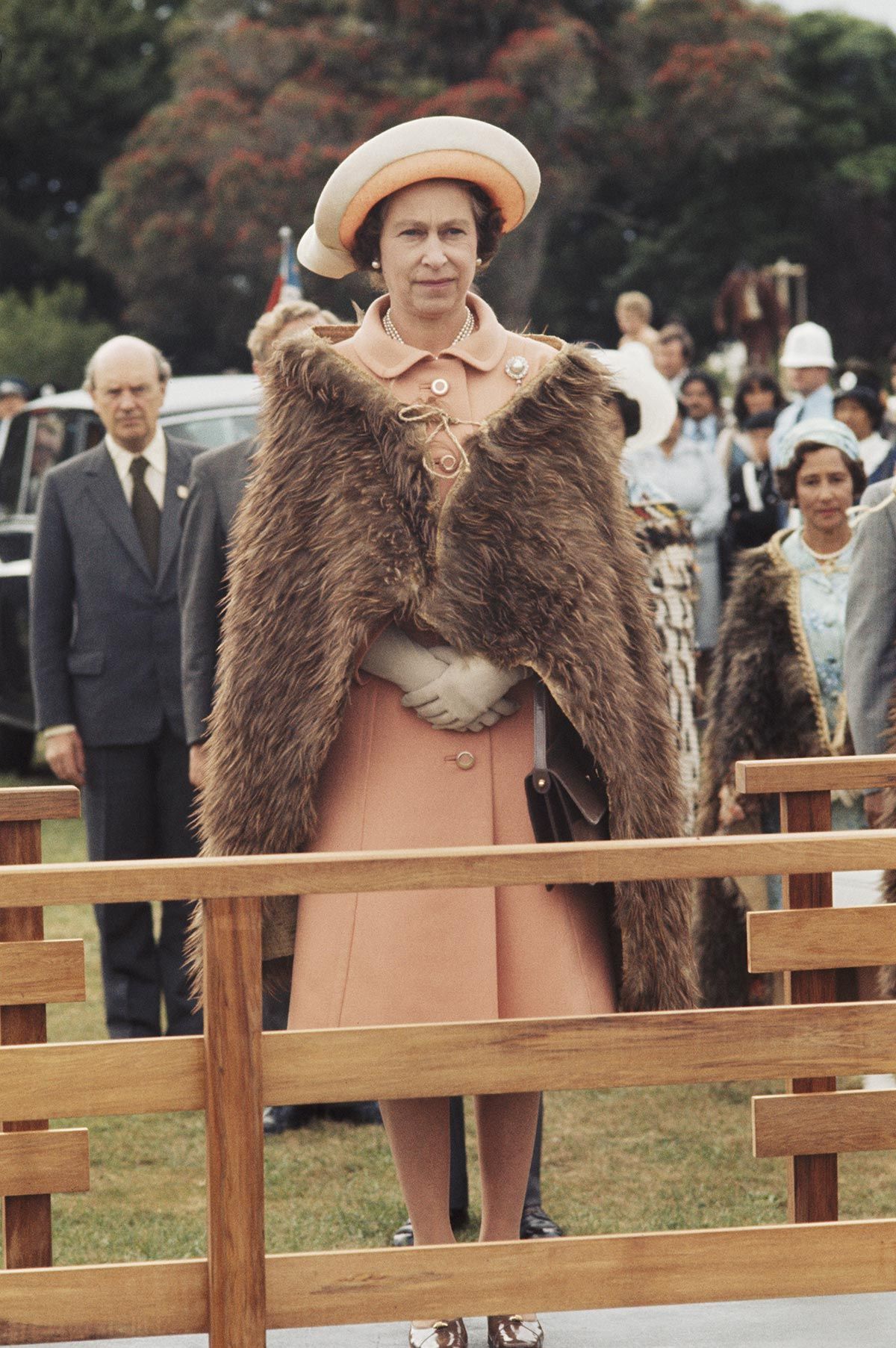 イギリスから届いたコロネーショントレイ、エリザベス女王シルバージュビリー1977年(m-8849-z)｜アンティーク雑貨