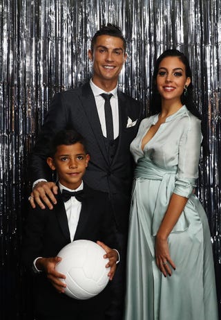 クリスティアーノ ロナウド ザ ベスト Fifa アワードの授賞式に妊娠中の恋人 ジュニアと出席