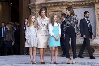 スペイン王室の嫁vs姑が激写 レティシア王妃がソフィア妃と王女たちの写真撮影を阻止 スペイン王室の嫁vs姑が激写 レティシア王妃がソフィア妃と王女たちの写真撮影を阻止