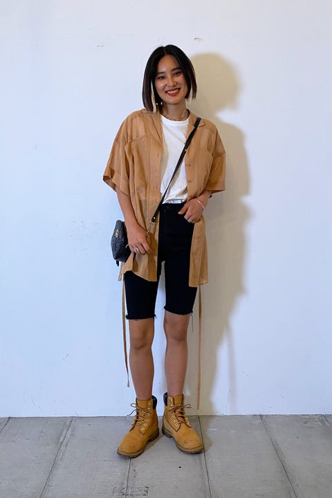 Tシャツのすそ結び方テクで見違える 夏のトレンド白tシャツを10通りにコーデ アレンジ Tシャツのすそ結び方テクで見違える 夏のトレンド白tシャツを10通りにコーデ アレンジ