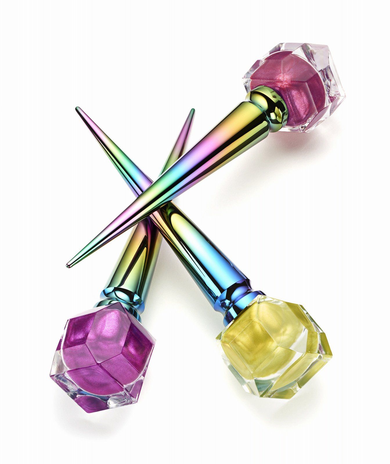 クリスチャン ルブタン」の限定ネイルは、煌びやかなメタリック