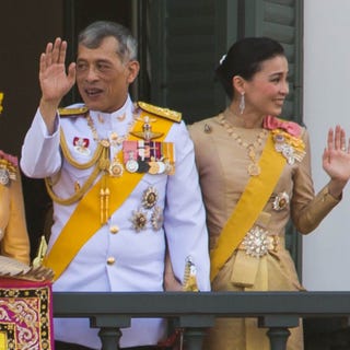タイ国王ラーマ10世 ドイツから一時帰国 国王の姿を見てはならない と命令