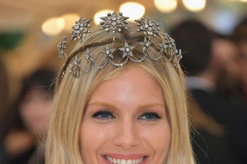 Hair, Headpiece, Hair accessory, Hairstyle, Clothing, Crown, Fashion accessory, Blond, Beauty, Tiara, 