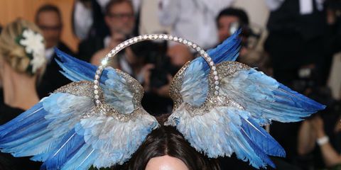 Fashion, Feather, Headpiece, Haute couture, Costume design, Headgear, Event, Hair accessory, Tradition, Cosplay, 