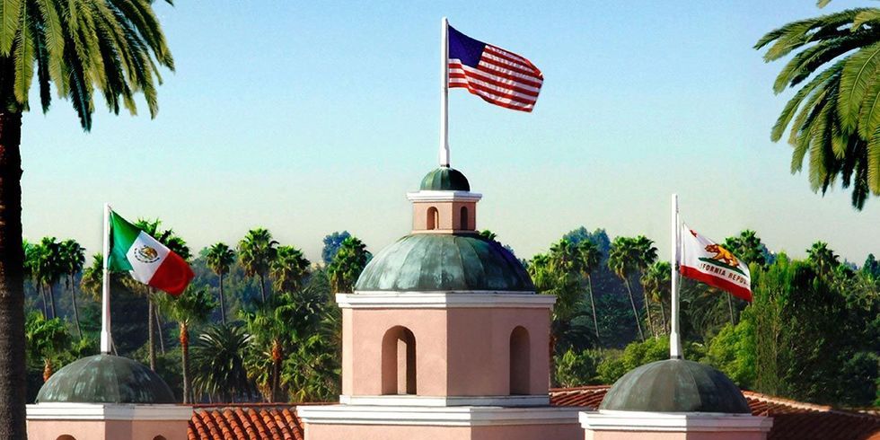 Landmark, Building, Flag, Town, Architecture, Dome, Palm tree, Tree, House, Real estate, 