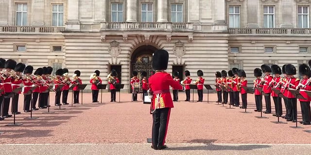 バッキンガム宮殿 衛兵交代式で亡きアレサへトリビュート演奏していた