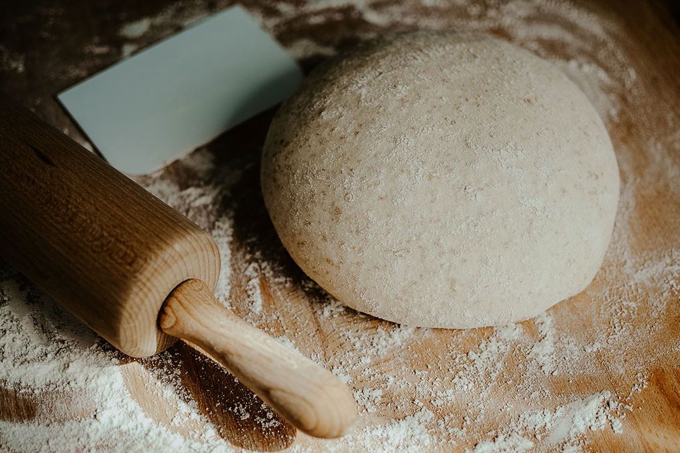 Rolling pin, Wheat flour, Flour, Whole-wheat flour, Powder, Food, Bread flour, Dough, All-purpose flour, Ingredient, 