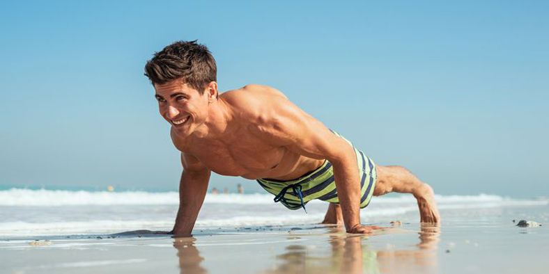 ビーチで映える肉体強化 効果的な4つのトレーニング