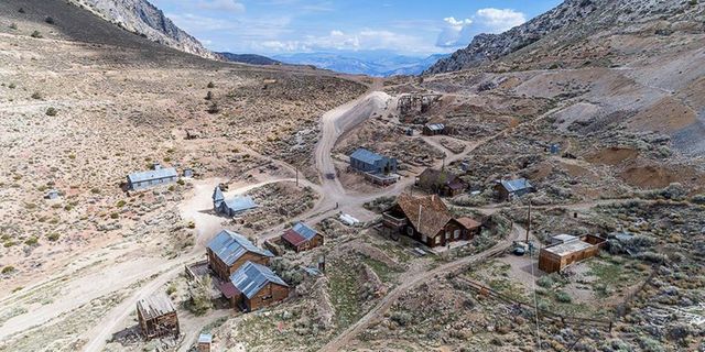 Geological phenomenon, Mountainous landforms, Mountain, Mountain pass, Valley, Village, Rubble, Rock, Quarry, 