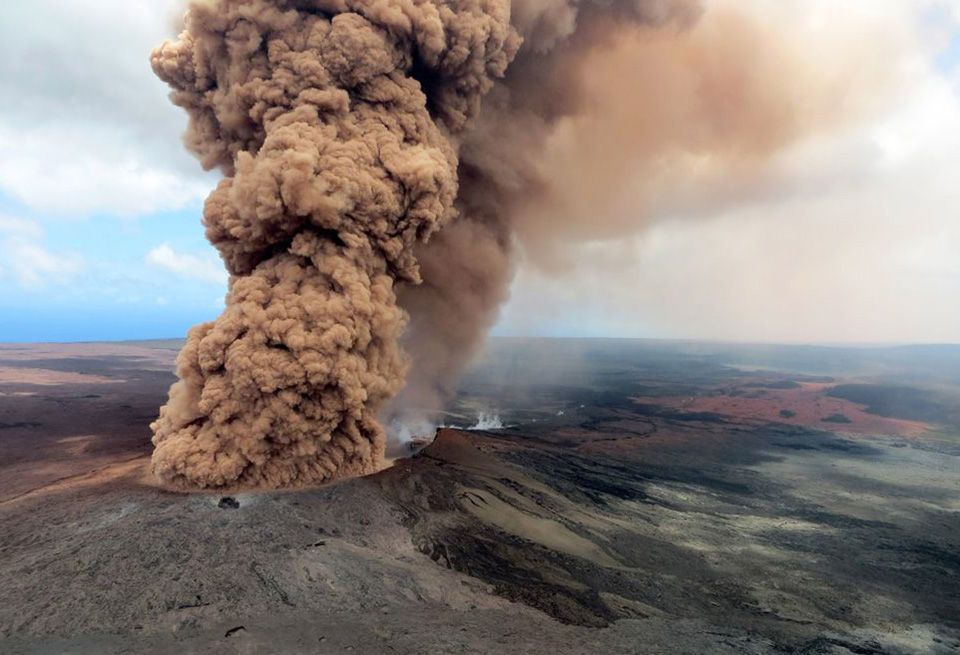 Smoke, Volcanic landform, Volcano, Types of volcanic eruptions, Explosion, Lava dome, Geological phenomenon, Atmosphere, Shield volcano, Rock, 