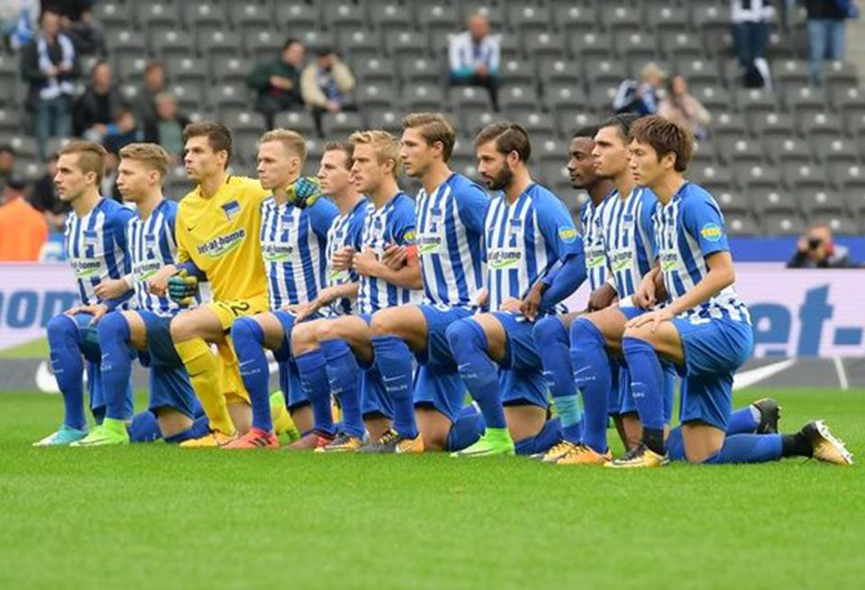欧州サッカーリーグに飛び火 プロ選手による人種差別反対の抗議行動