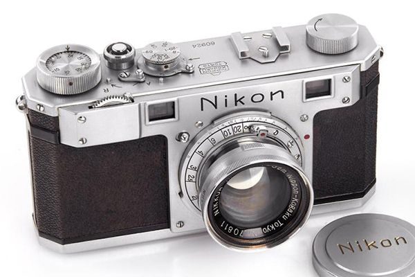 ニコン最古のカメラが約4500万円で売却！