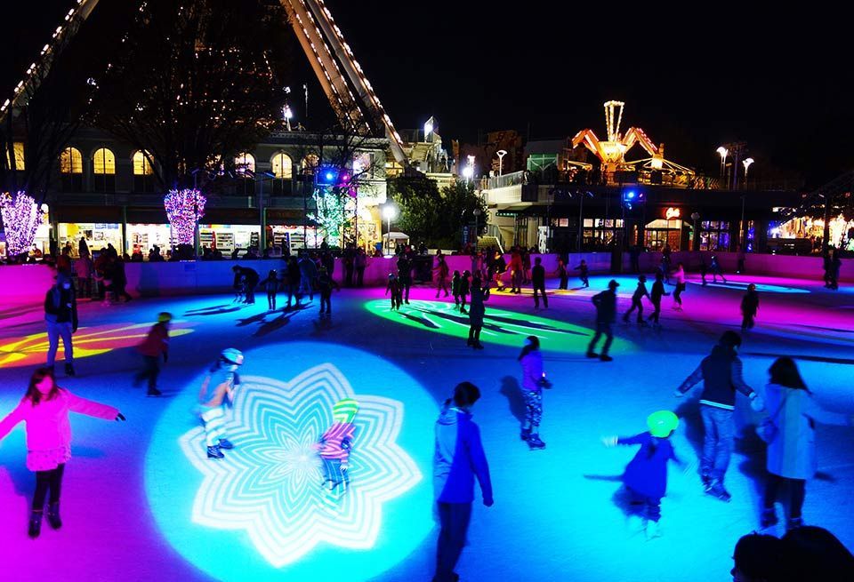 Ice rink, Ice skating, Lighting, Recreation, Skating, Leisure, Ice, Night, Event, Building, 