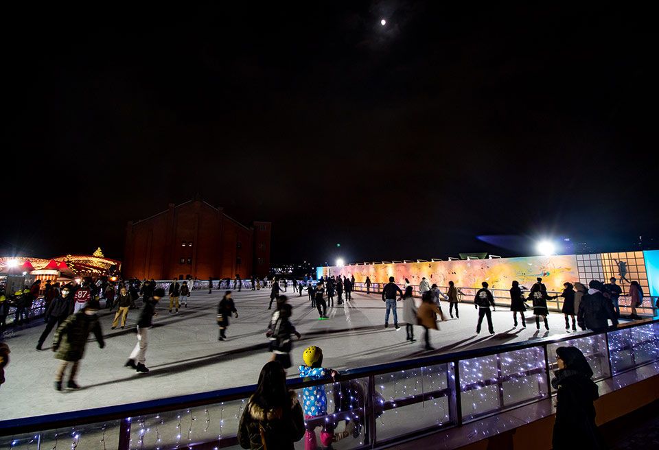 Ice rink, Night, Ice skating, Light, Sky, Lighting, Crowd, City, Architecture, Skating, 