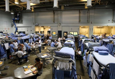 全米の刑務所でストライキ勃発 受刑者が待遇改善を要求