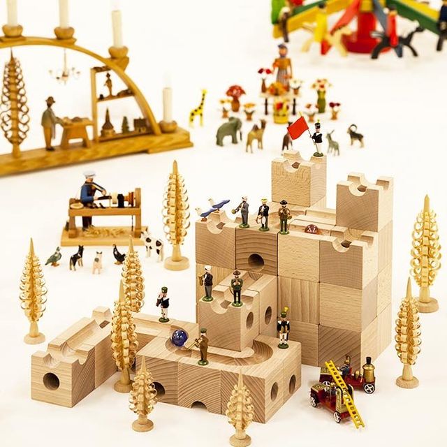 Toy, Christmas decoration, Creative arts, Conifer, Pine family, Scale model, Natural material, Fir, Building sets, Construction set toy, 