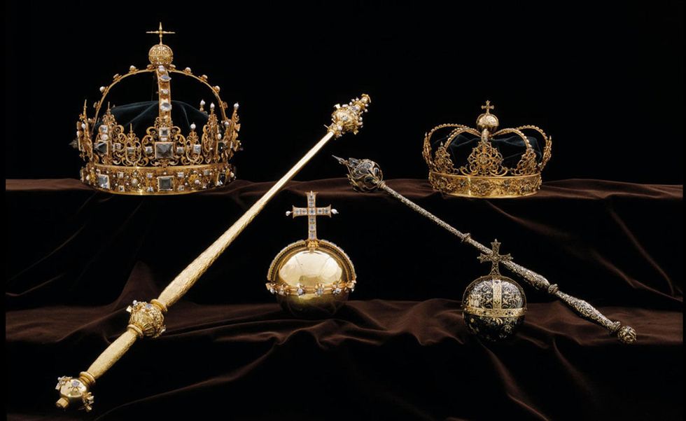 Crown, Light fixture, Lighting, Product, Chandelier, Headpiece, Fashion accessory, Tiara, Brass, Metal, 
