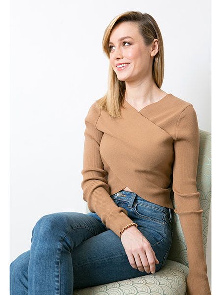 Clothing, Sitting, Neck, Beige, Sleeve, Shoulder, Stomach, Outerwear, Jeans, Photo shoot, 
