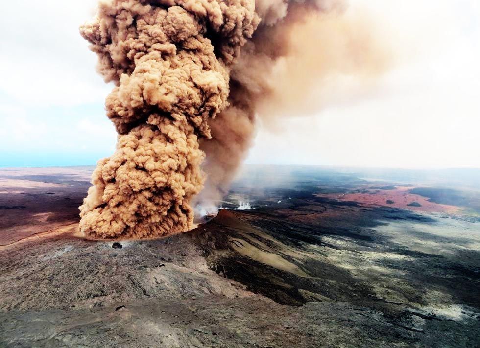 Volcanic landform, Types of volcanic eruptions, Atmosphere, Volcano, Explosion, Smoke, Ash, Geological phenomenon, Rock, Sky, 