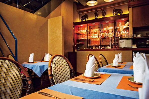 Lighting, Tablecloth, Textile, Furniture, Table, Linens, Interior design, Restaurant, Light fixture, Chair, 