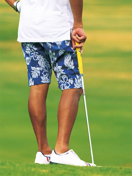 Human leg, Standing, Joint, Elbow, Ball game, Style, Golfer, Golf course, Golf equipment, Knee, 