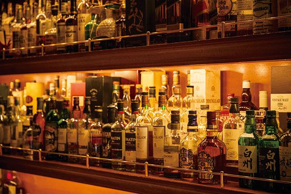 Alcohol, Glass bottle, Bottle, Barware, Alcoholic beverage, Drink, Drinking establishment, Distilled beverage, Pub, Tavern, 