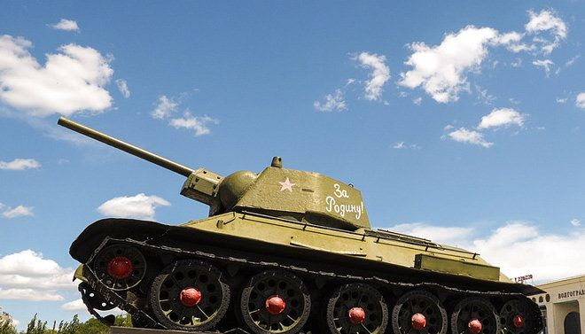 ロシア「T-34型戦車」が披露した、ちょっと珍しい軍事演習パフォーマンス