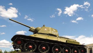 ロシア T 34型戦車 が披露した ちょっと珍しい軍事演習パフォーマンス
