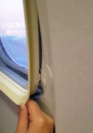 衝撃動画 今にも飛行機の内窓が外れそうな場面