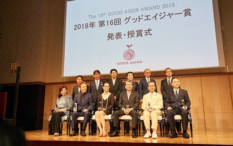 第16回グッドエイジャー賞授賞式には、八代亜紀さん、西岡德馬さんとともに綿谷画伯も登壇しました
