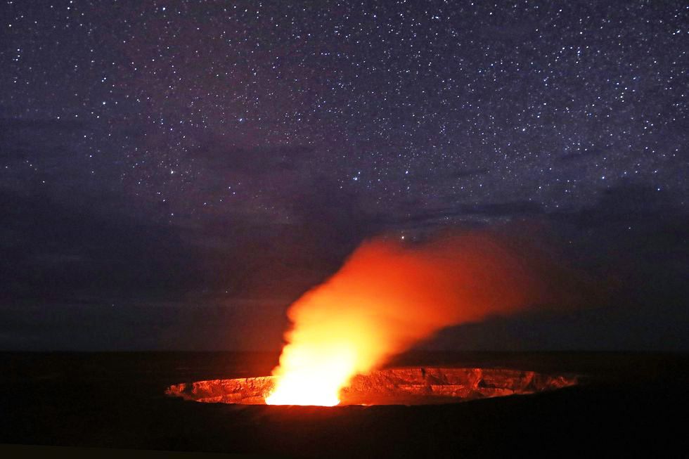 Sky, Geological phenomenon, Heat, Fire, Campfire, Lava, Volcano, Night, Types of volcanic eruptions, Volcanic landform, 