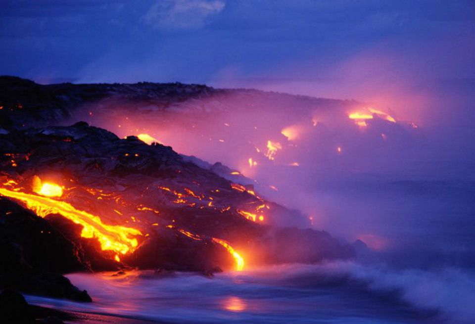 Geological phenomenon, Sky, Lava, Water, Sea, Atmosphere, Heat, Types of volcanic eruptions, Night, Rock, 