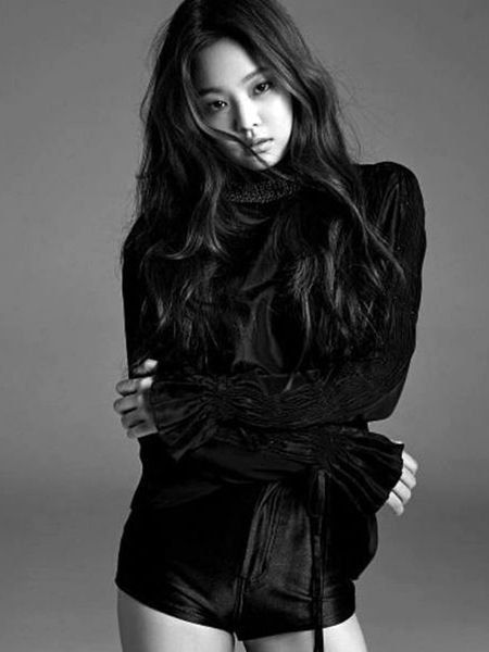 Hairstyle, Sleeve, Shoulder, Joint, Style, Fashion model, Waist, Monochrome photography, Monochrome, Beauty, 