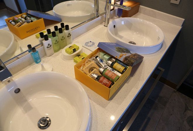 Bathroom sink, Fluid, Plumbing fixture, Liquid, Dishware, Porcelain, Ceramic, Sink, Tap, Serveware, 