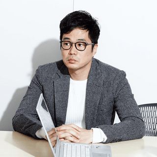 作家 水野敬也が足立梨花とデート 黒セットアップでクールな男を装う の巻 前編